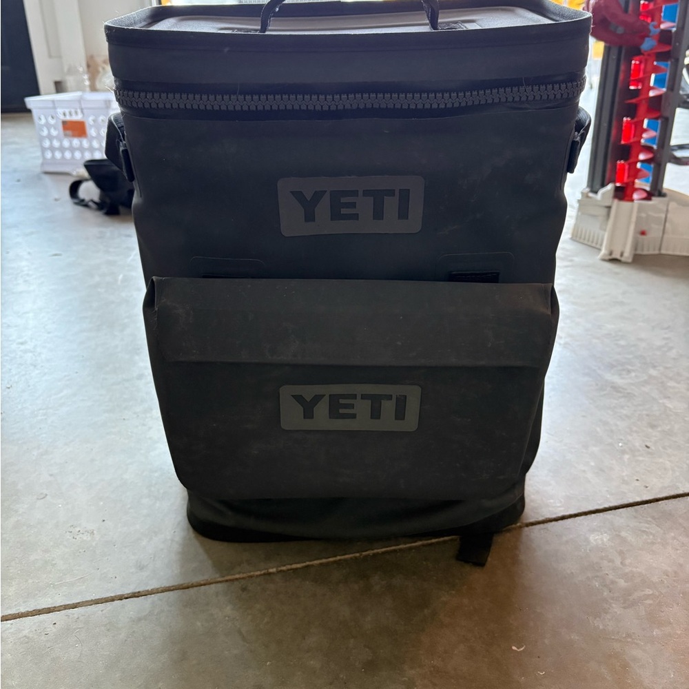 YETI Hopper Backflip 24 in Charcoal